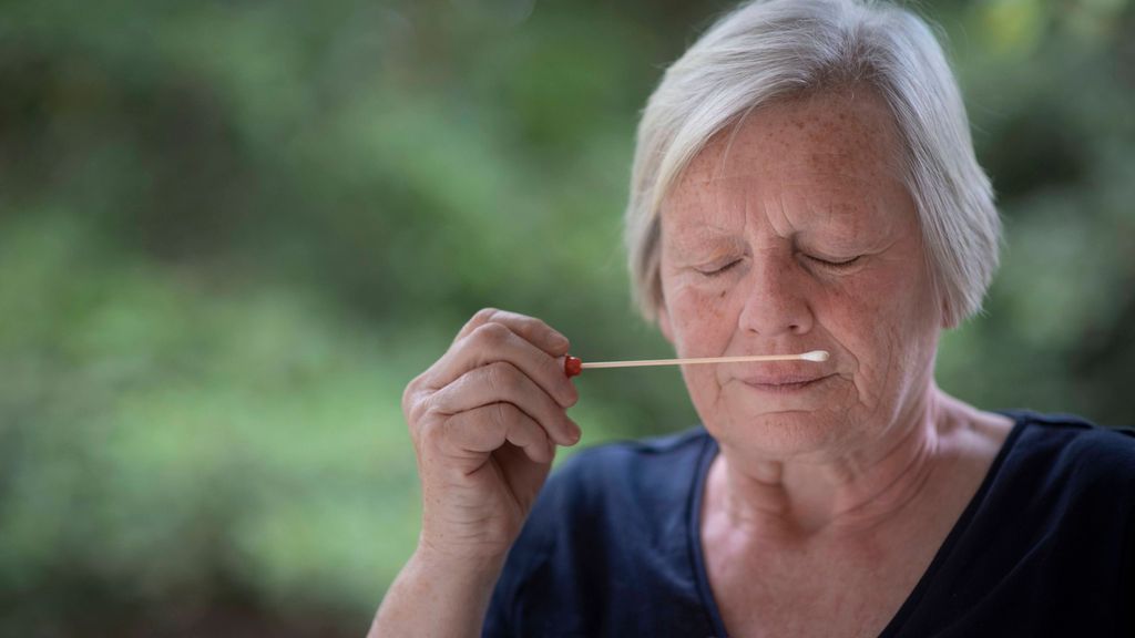 Joy Milne en una de sus pruebas de olfato