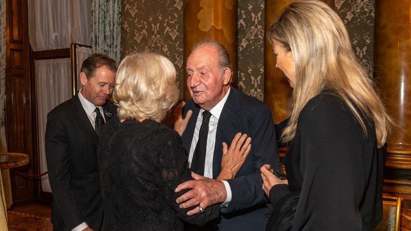 Juan Carlos I saluda a la reina Camila