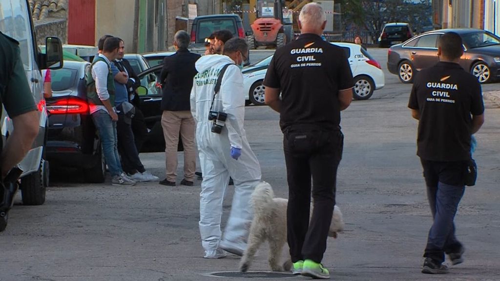 La Guardia Civil utiliza un perro en los registros en Villacarrillo.
