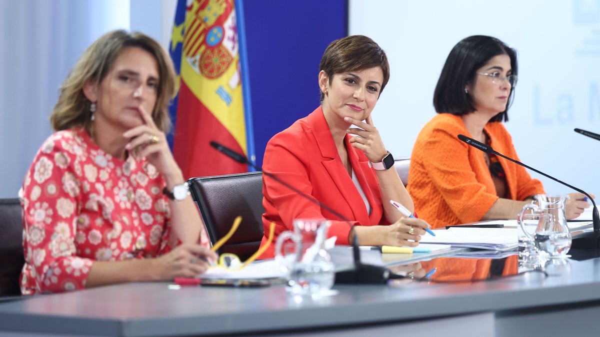 La portavoz del Gobierno junto a la vicepresidenta Ribera y la ministra de Sanidad tras la reunión del Consejo de Ministros