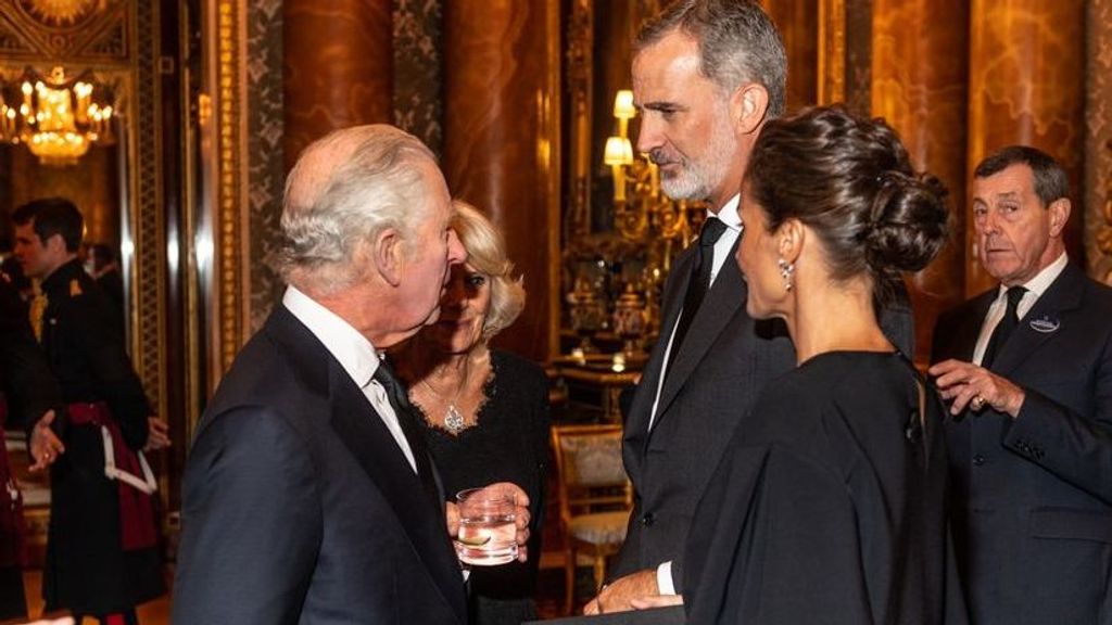Los reyes Felipe VI y Letizia conversan con los reyes de Inglaterra en Buckingham