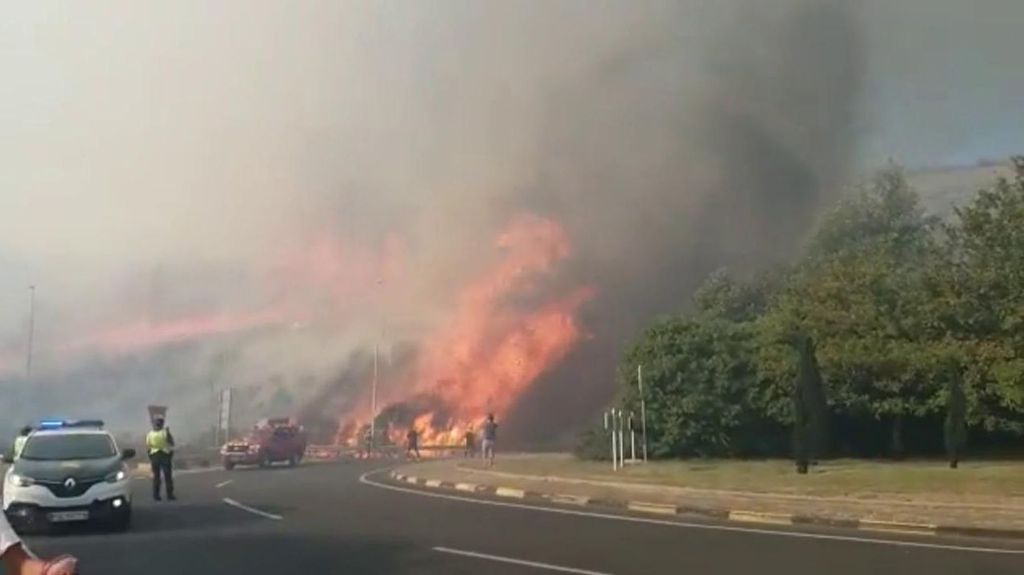 Movilizados 4 aviones y 6 helicópteros del Gobierno de España y de Navarra para extinguir el incendio en Ezkaba