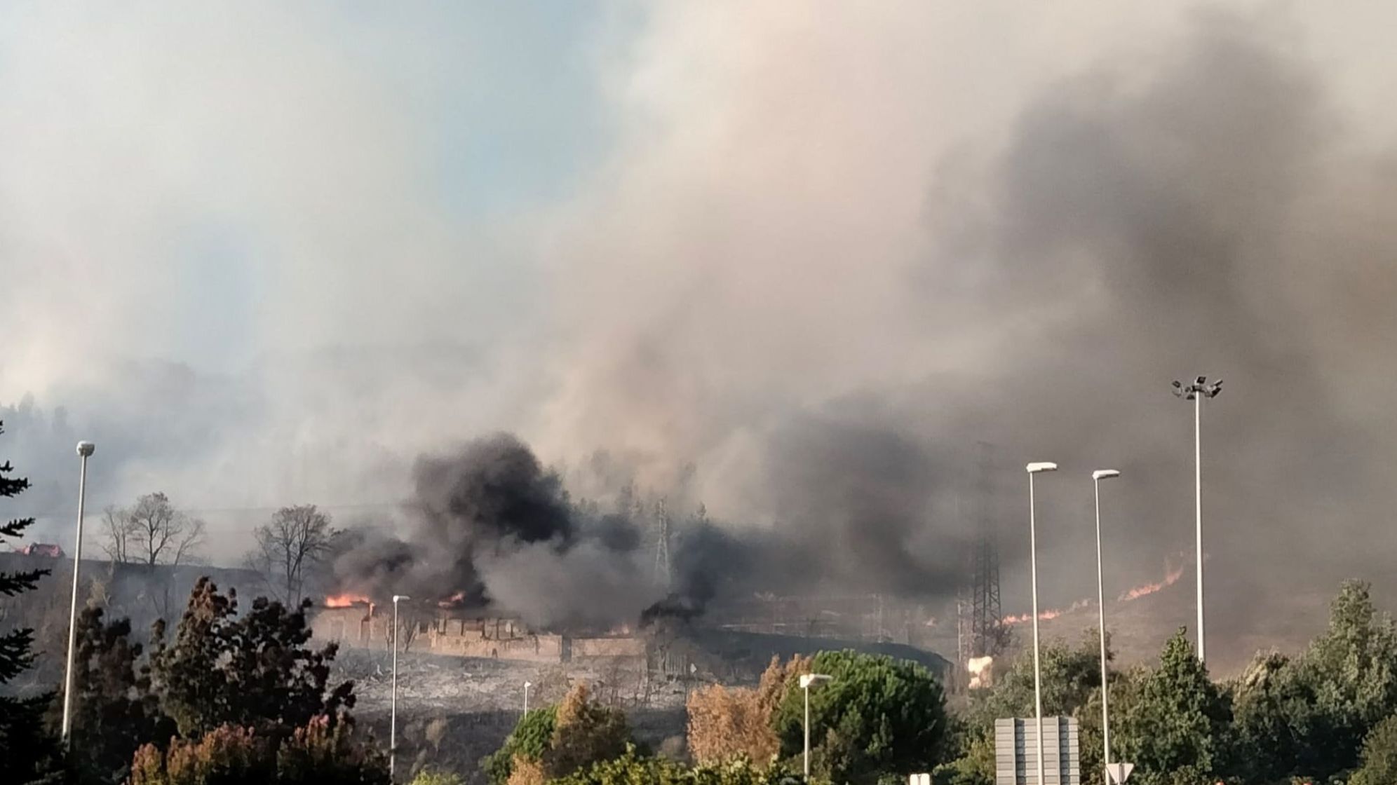 Movilizados cuatro aviones y seis helicópteros del Gobierno de España y de Navarra para extinguir el incendio en Ezkaba