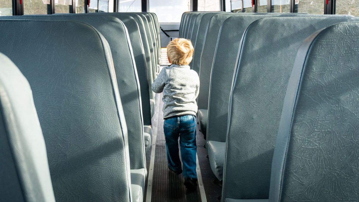 Niño en autobús