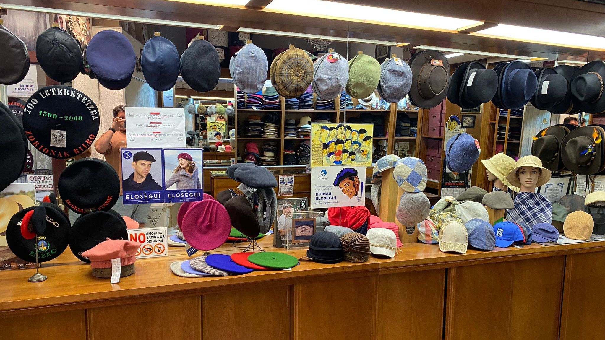 Sombreros Gorostiaga vende boinas desde 1857 en "Ahora nos más la gorra Fito o de Madonna"- NIUS