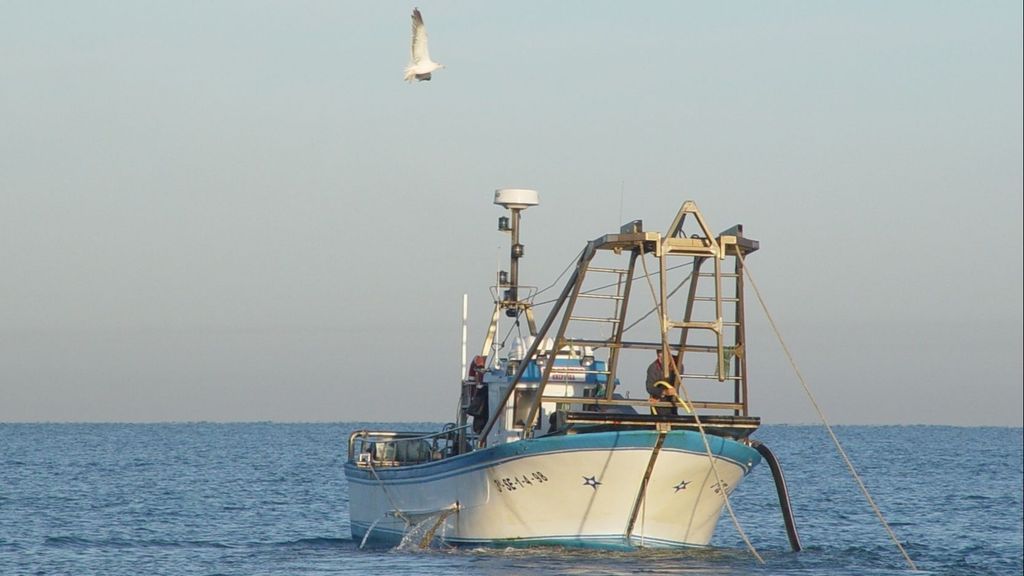 Un barco de pesca de arrastre en Andalucía