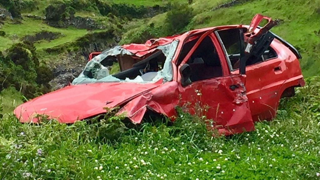 Un coche destrozado tras un accidente