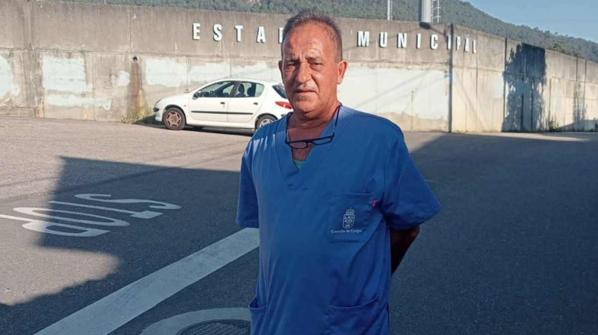 Víctor, frente a las instalaciones municipales en las que trabaja. Víctor, frente a las instalaciones municipales en las que trabaja.