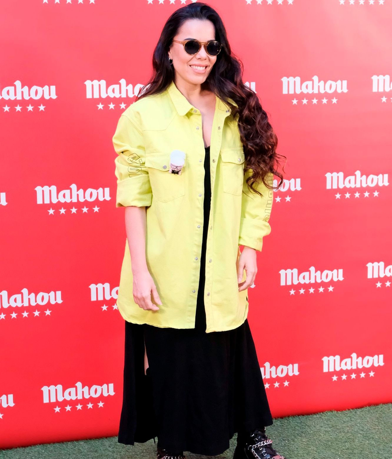 Beatriz Luengo rompió su total black con una chaqueta amarillo flúor