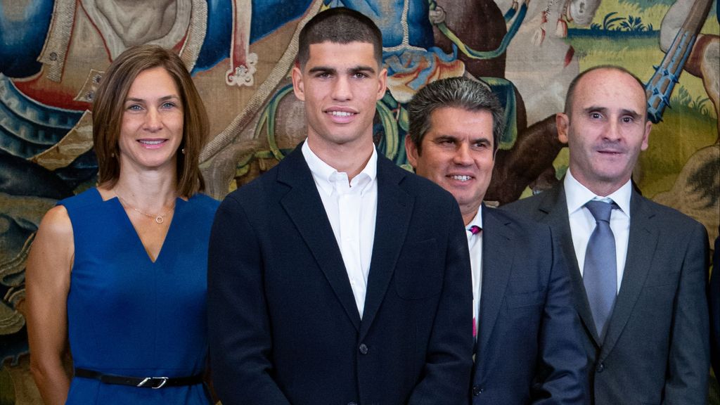 Carlos Alcaraz y sus padres, Virginia Garfia y Carlos Alcaraz Gonzalez, en el Palacio de la Zarzuela