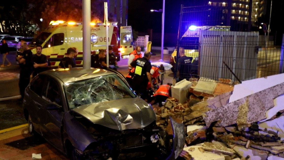 Un coche se empotra en la comisaría de la Policía Nacional de Palma