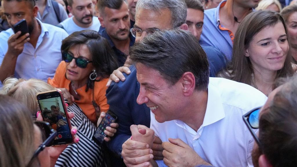 El líder del M5S, Giuseppe Conte, en su cierre de campaña en Nápoles rodeado de sus seguidores.