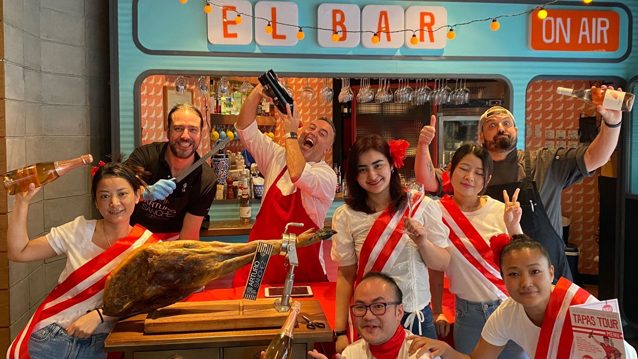 Equipo del restaurante junto a varios comensales