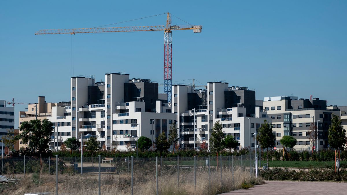 EuropaPress 4037830 grua zona construccion edificios 27 octubre 2021 madrid espana sector