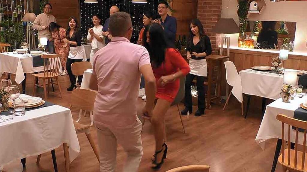 Fernando al ver que su cita en ‘First Dates’ lo da todo al ritmo de Rosario Flores: “Es una bomba sexual en la cama”