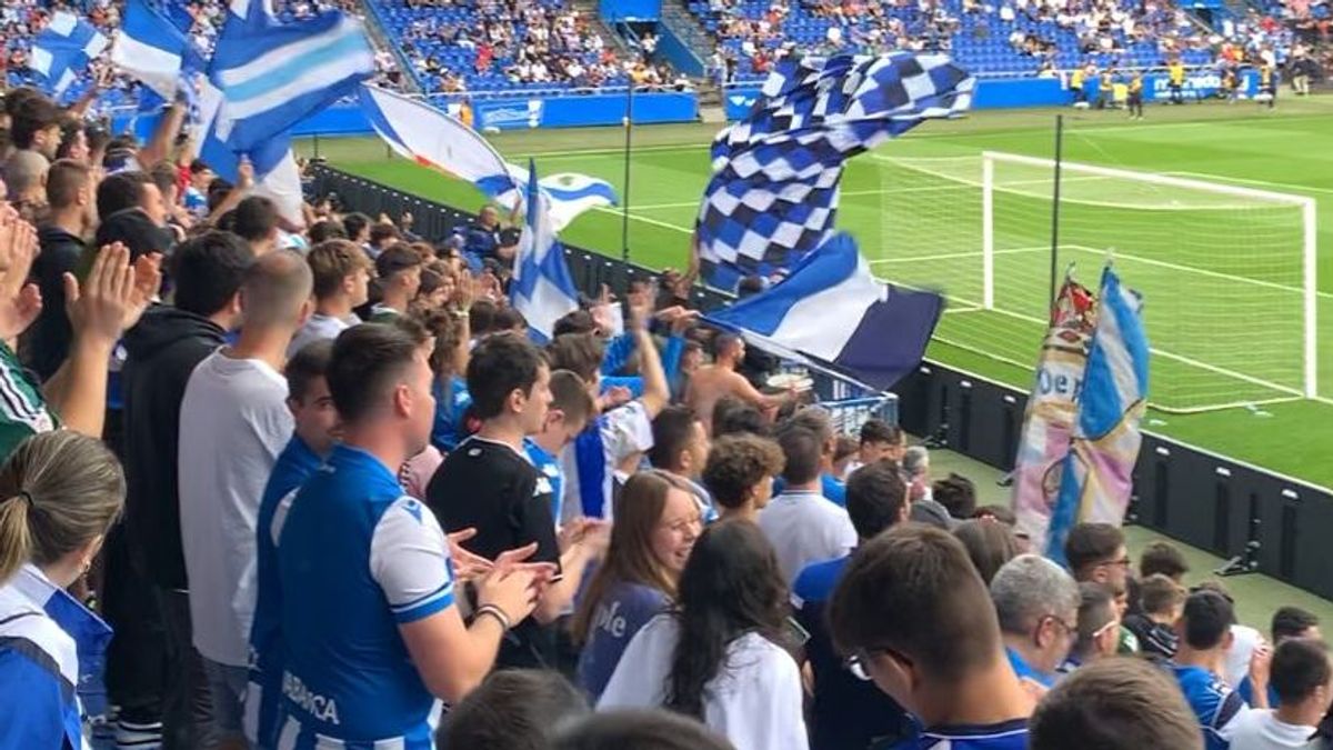 Imagen de la grada durante el partido entre Deportivo y Pontevedra Imagen de la grada durante el partido entre Deportivo y Pontevedra