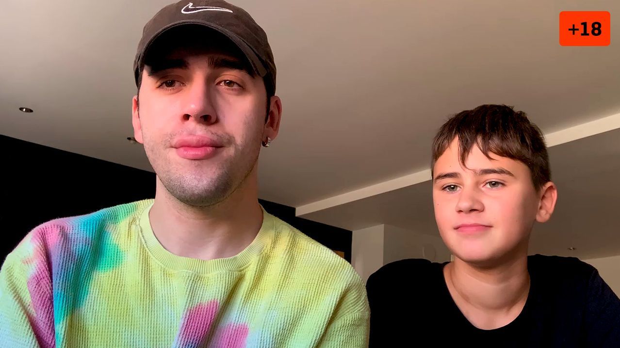 Jorge Cyrus y su hermano Juan se miran el móvil y encuentran un mensaje comprometido (2/2)
