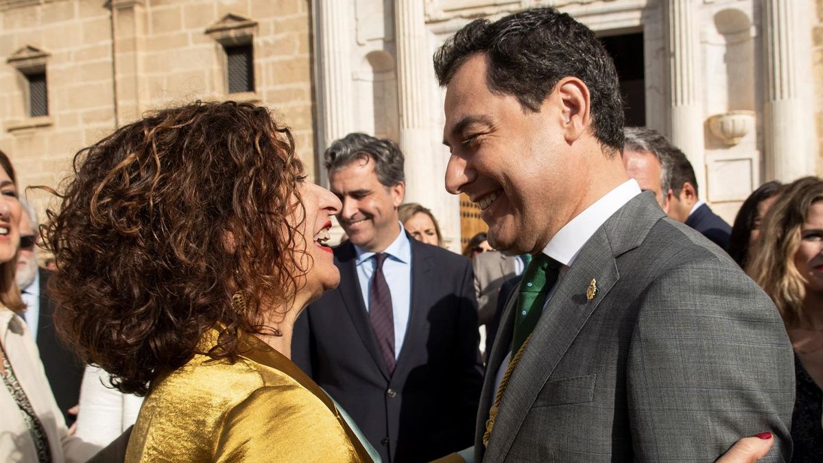 La ministra de Hacienda, María Jesús Montero, saluda al presidente de la Junta, Juan Manuel Moreno La ministra de Hacienda, María Jesús Montero, saluda al presidente de la Junta, Juan Manuel Moreno