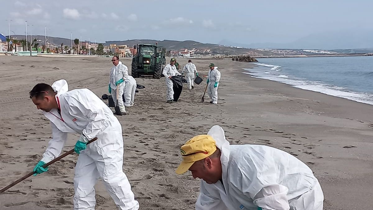 Limpieza restos de fuel del vertido del OS 35 en la playa de La Línea