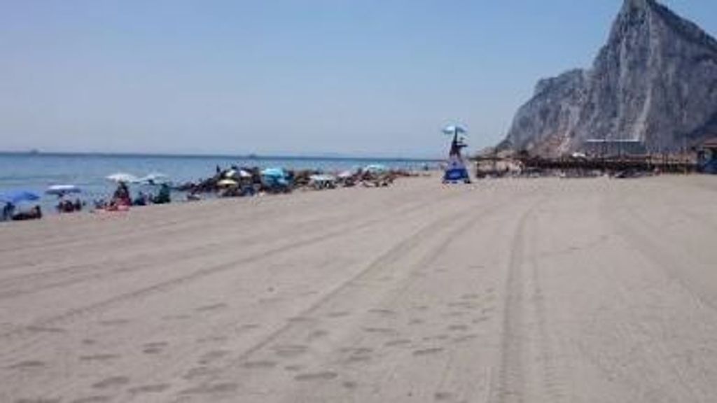 Prohíben el baño en las playas de la Línea de la Concepción por el  fuel del buque accidentado