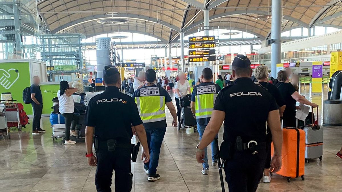 Policías en el aeropuerto de Alicante-Elche Policías en el aeropuerto de Alicante-Elche