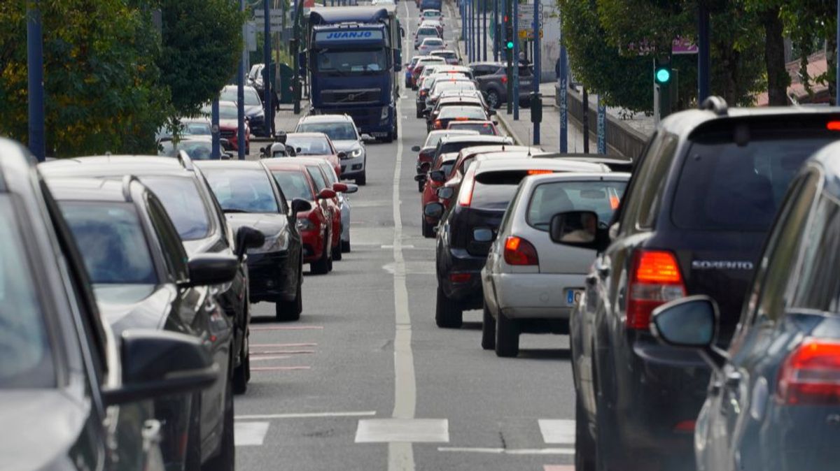 Retención de coches en Santiago de Compostela (A Coruña). Retención de coches en Santiago de Compostela (A Coruña).