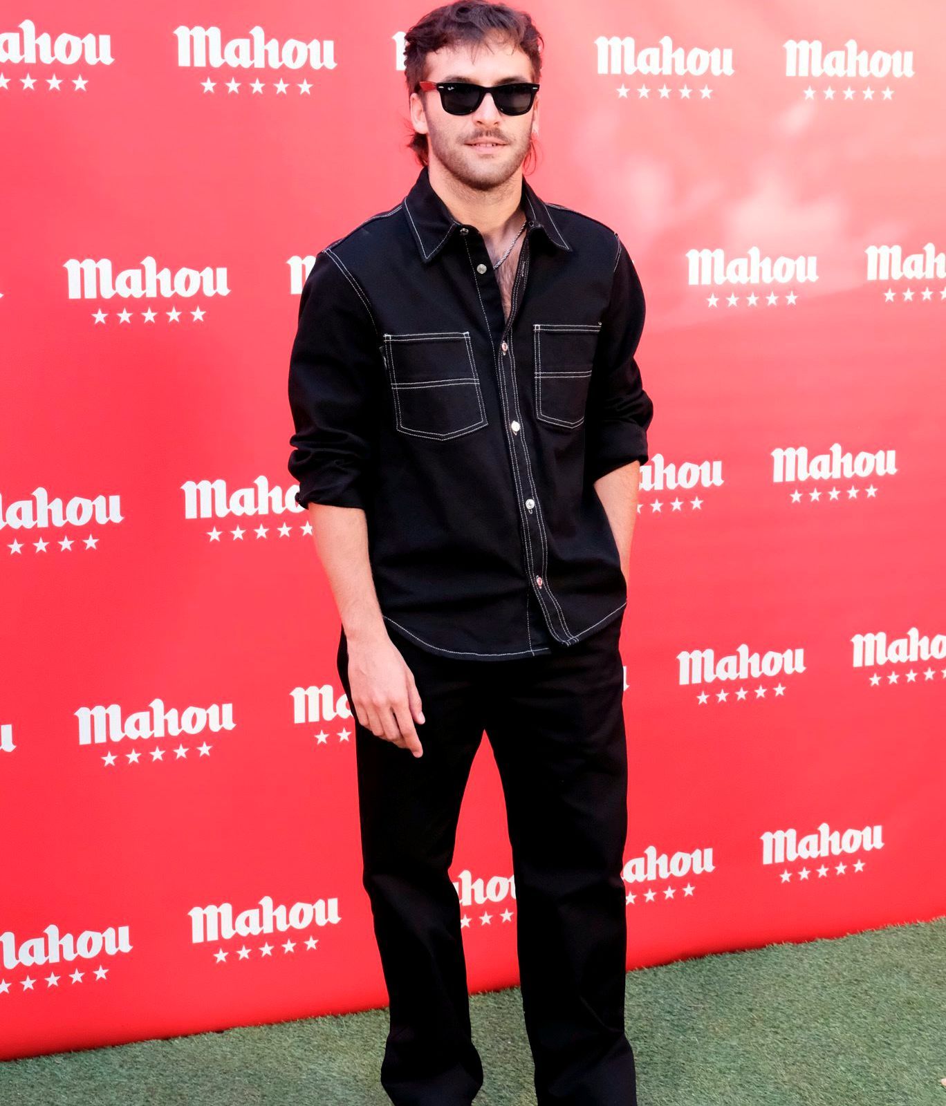 Ricardo Gómez, con nuevo look por su último papel, también vio en el negro una buena elección