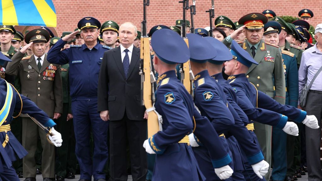 Soldados rusos en un desfile militar