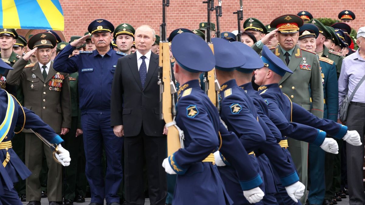 Soldados rusos en un desfile militar