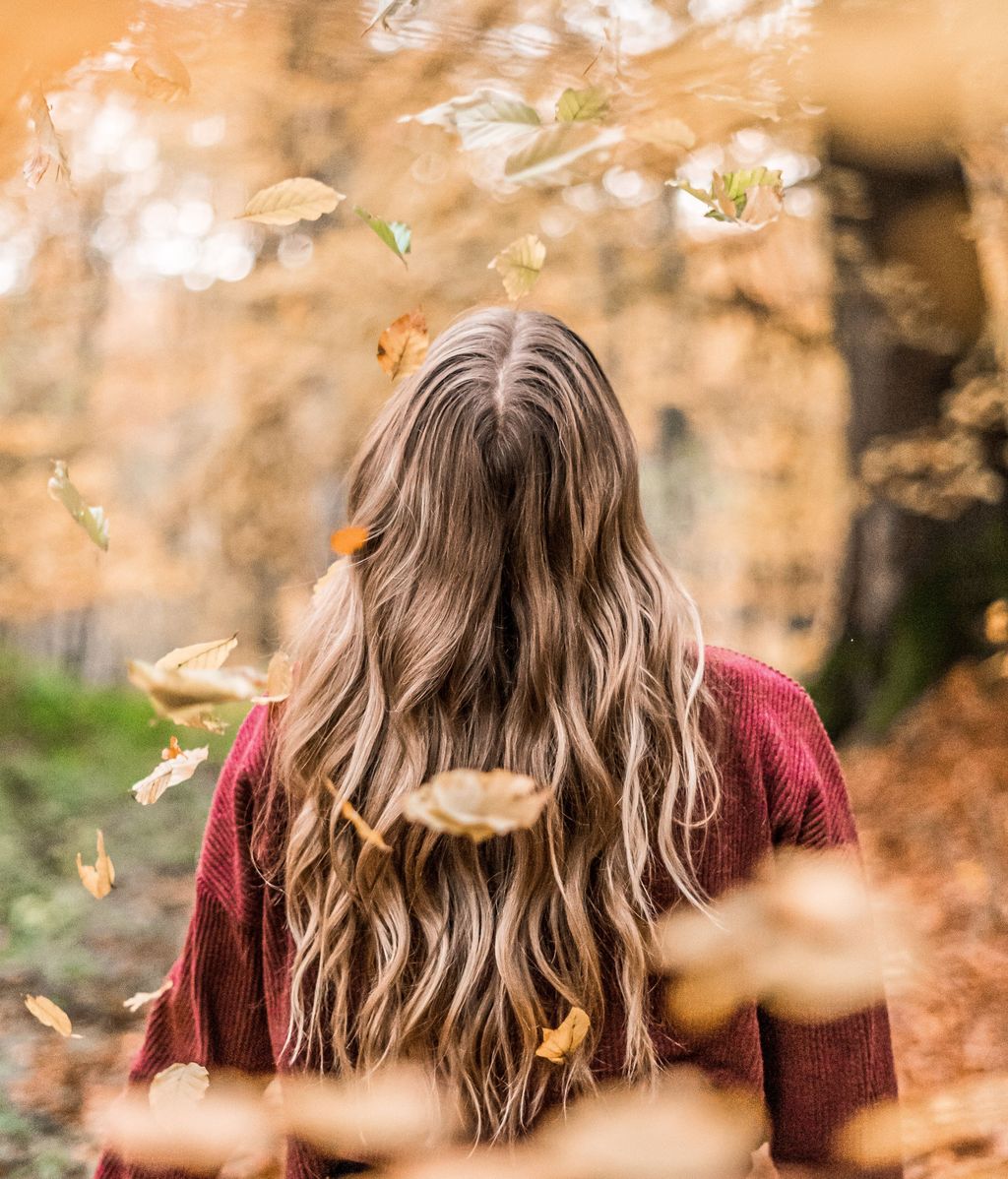 Tenemos la sensación de que el pelo se nos cae más en otoño. FUENTE: Pexels