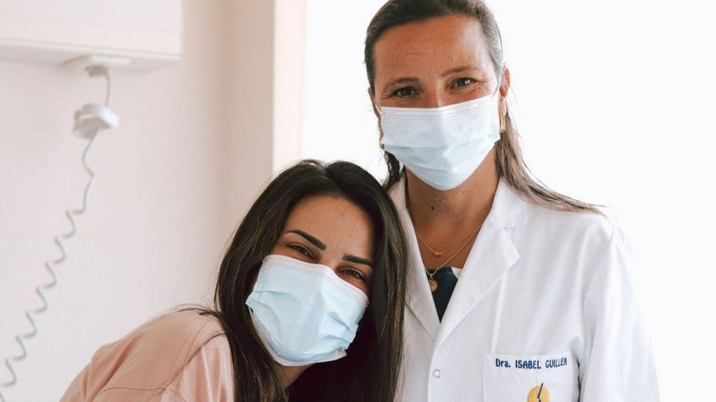 Carla Barber ha enseñado los tornillos que le han extraído de la rodilla