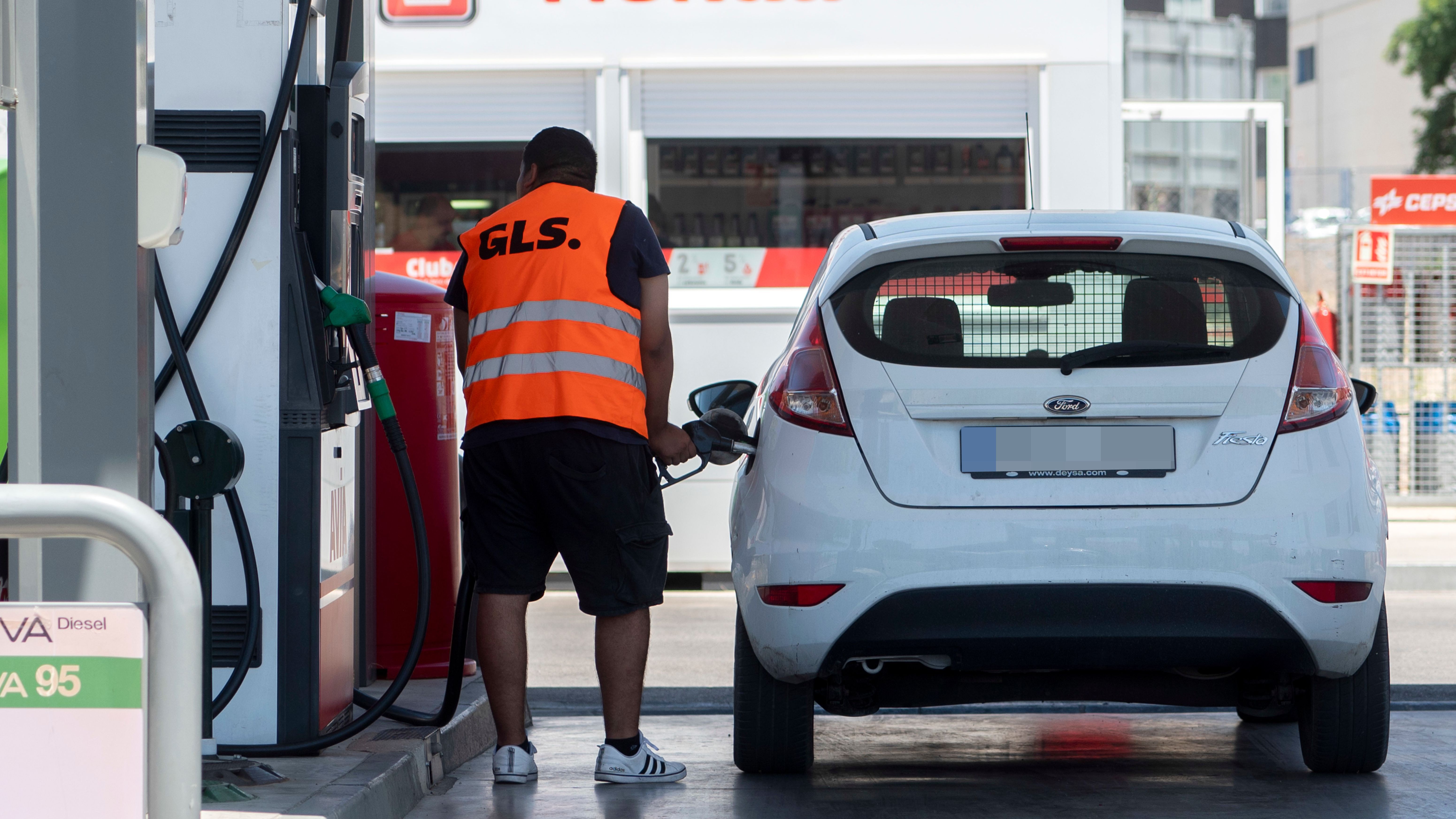 The price of fuel continues to fall, but the gap between diesel and gasoline increases