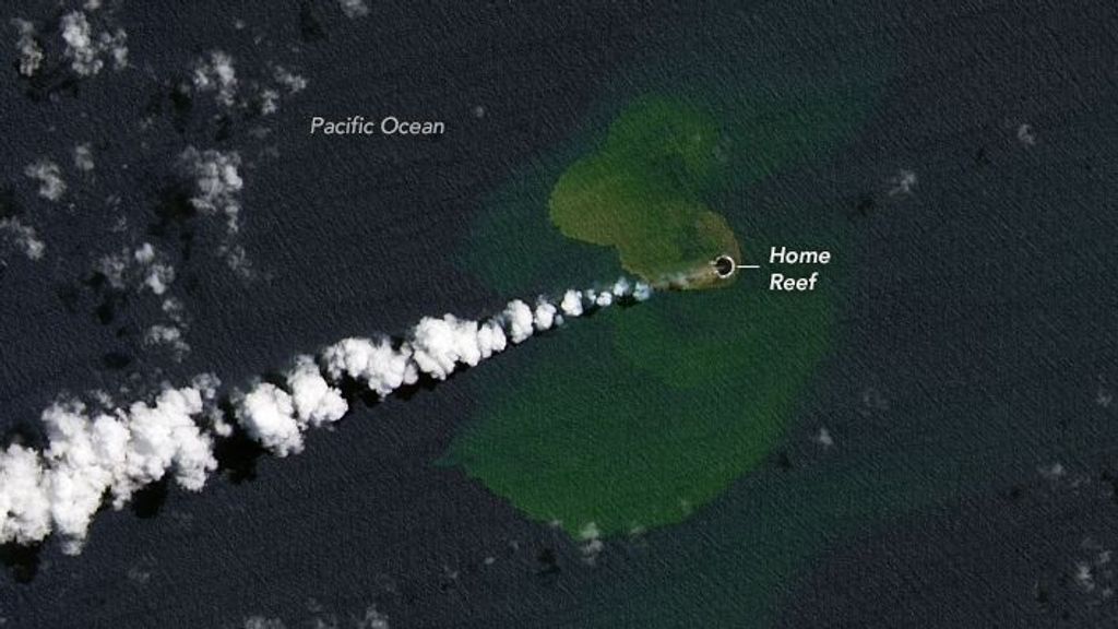 Isla en formación tras la erupción en el monte submarino Home Reef