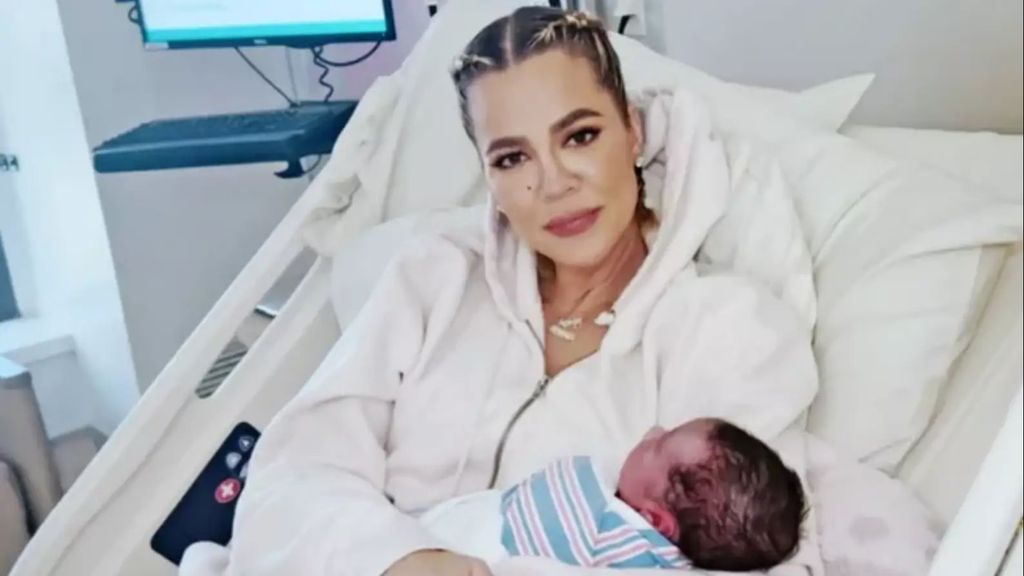 Khloé Kardashian posa con su segundo hijo, el primero por gestación subrogada