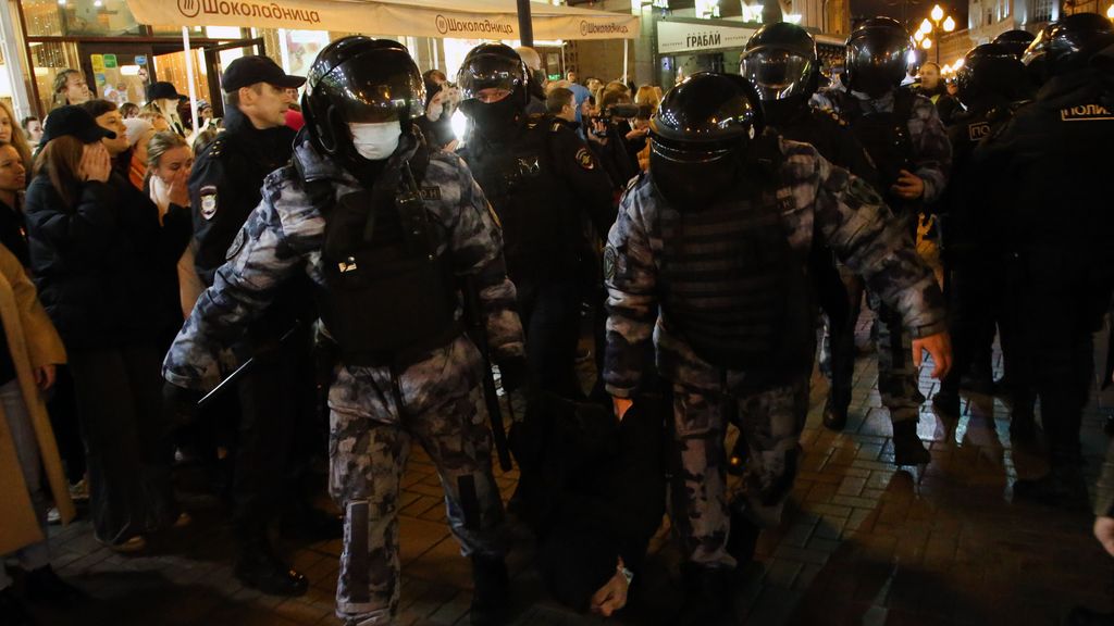 Los detenidos por protestar contra la movilización rusa denuncian que son obligados a alistarse