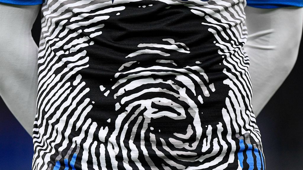 Los herederos de Maradona denuncian al Napoli por la camiseta con la cara del argentino: el juez les da la razón