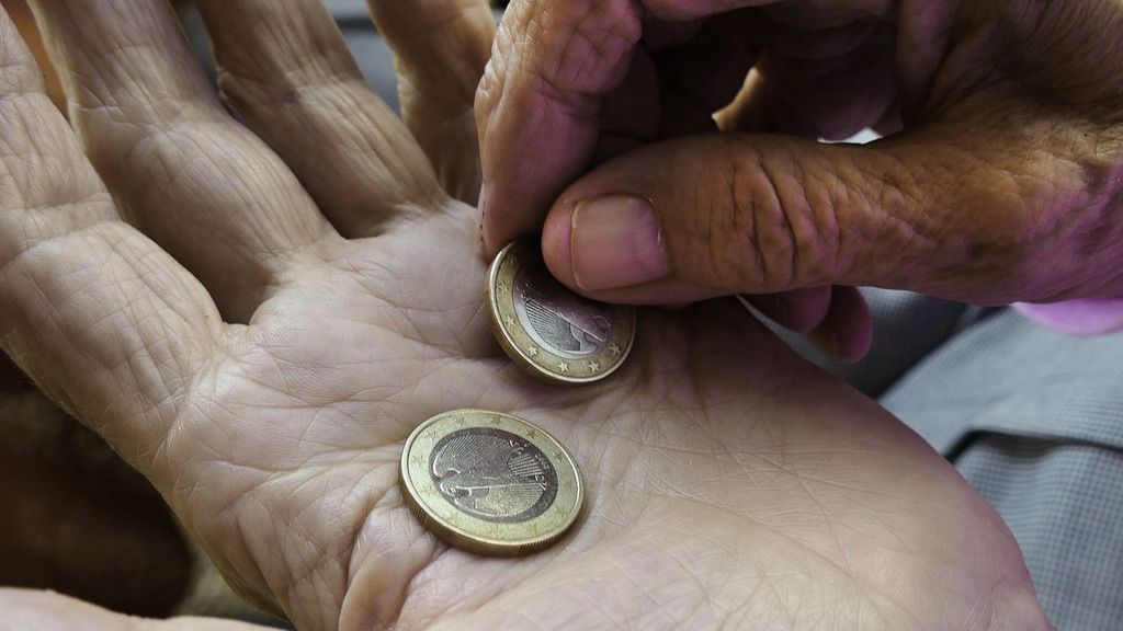 Manos de un anciano con dinero