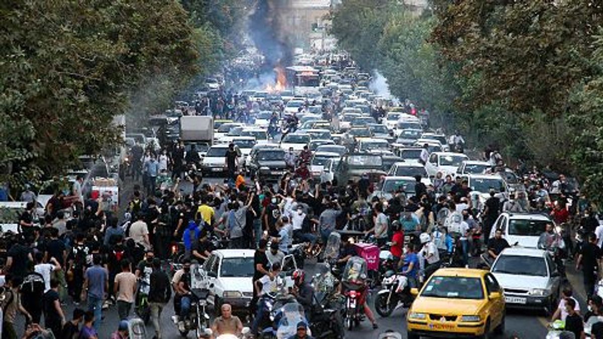 Miles de personas protestan en Irán contra el régimen integrista iraní Miles de personas protestan en Irán contra el régimen integrista iraní