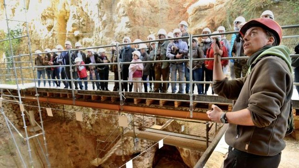 Monitor explica a un grupo de visitantes el yacimiento de la Sima del Elefante.