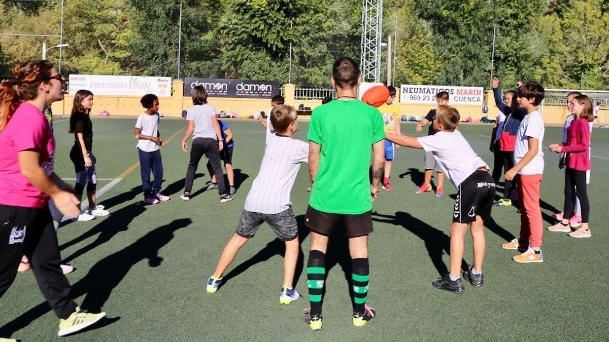 Niños haciendo deporte Niños haciendo deporte