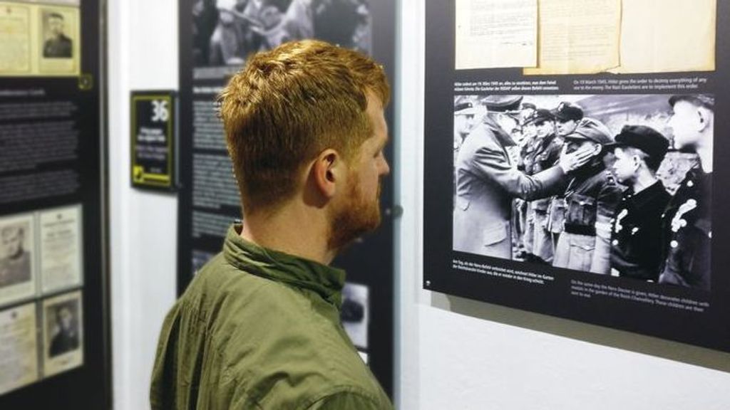Un visitante en la muestra de Berlin Story sobre el ascenso al poder de Adolf Hitler en Alemania.