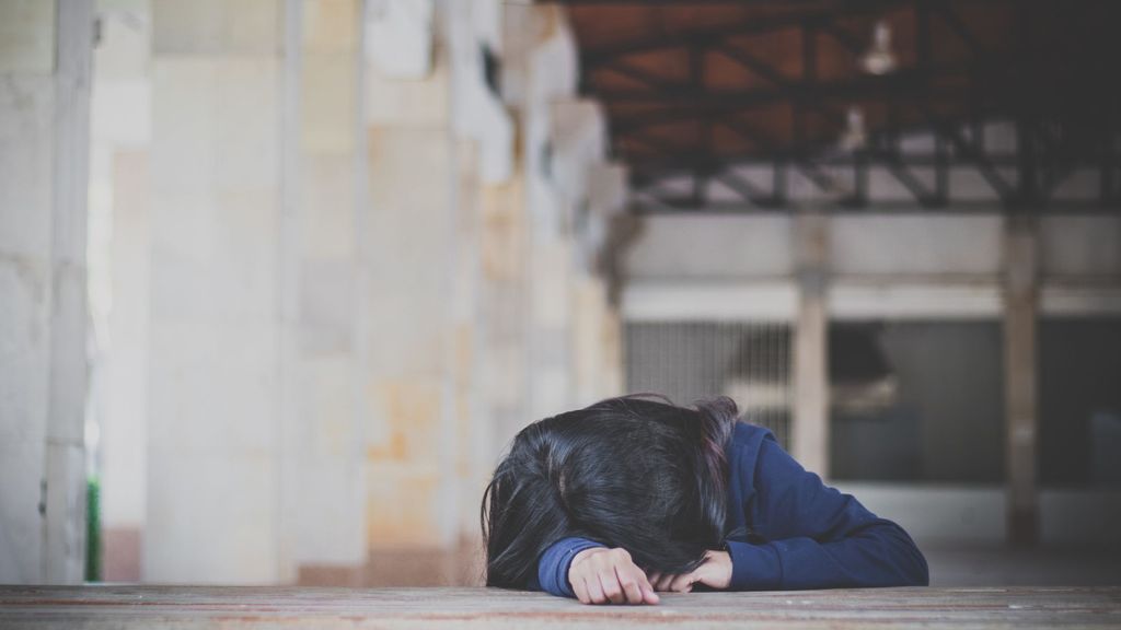 Una mujer de 20 años ha sobrevivido tras caer desde una altura de seis metros y de ser atravesada por una barra de acero en la India