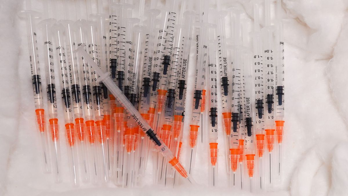 Vacunas de la gripe y de la Covid, a 18 de octubre del 2021 en Sevilla Vacunas de la gripe y de la Covid, a 18 de octubre del 2021 en Sevilla