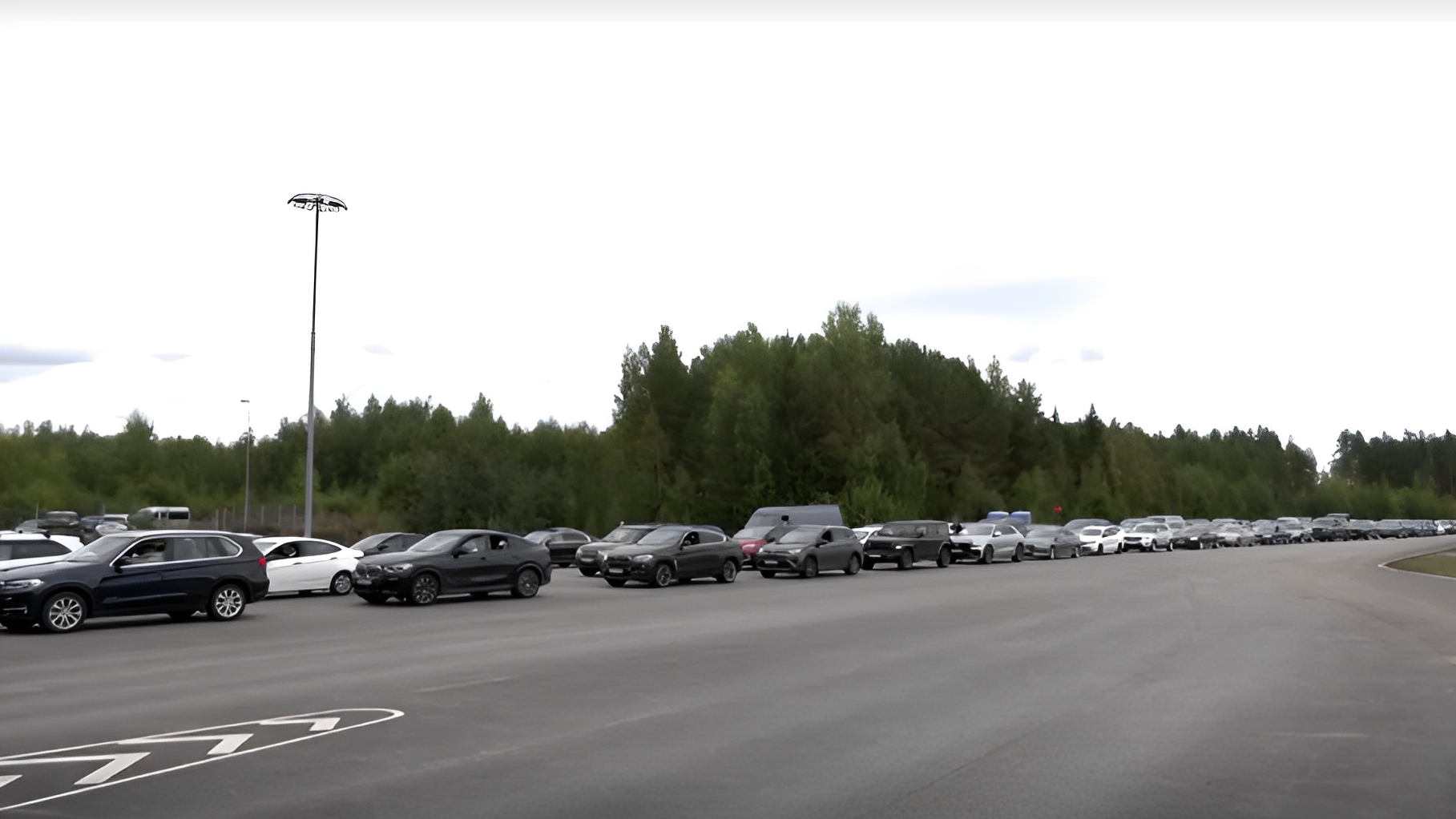 Kilometer traffic jam to leave Russia through Finland after Putin’s call-up