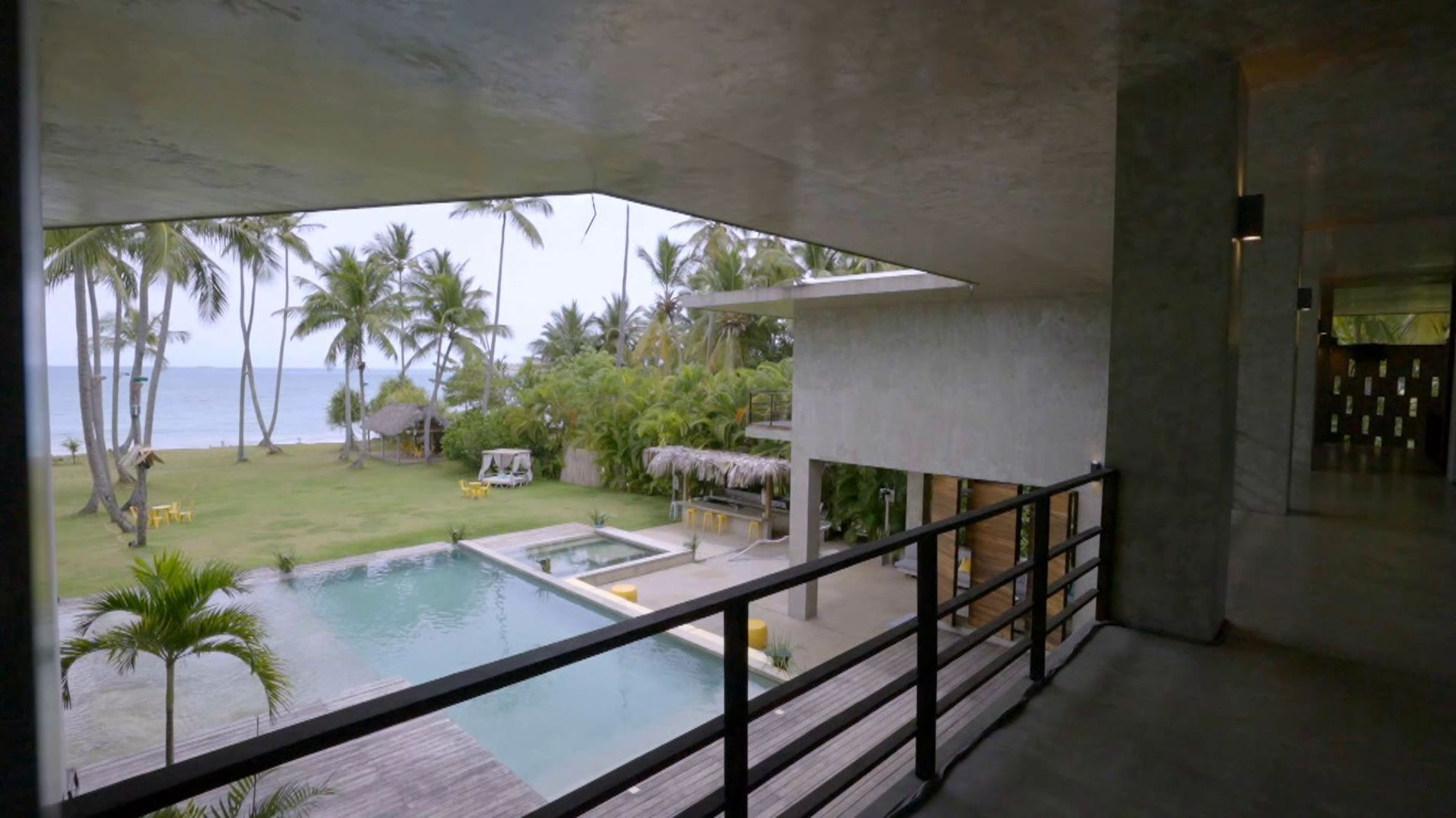 El balcón de las habitaciones de Villa Paraíso.