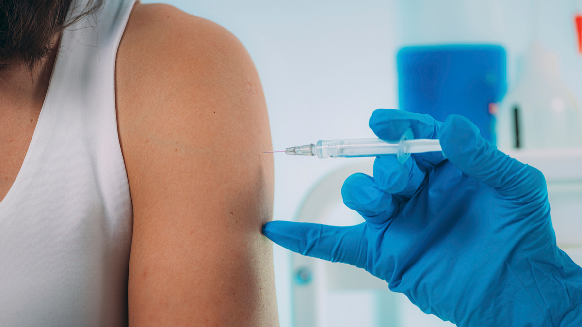 ¿Es seguro vacunarse el mismo día contra la covid y la gripe?