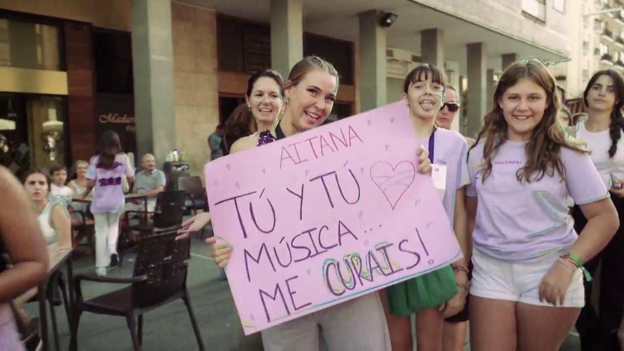 Gente con carteles en el concierto de Aitana