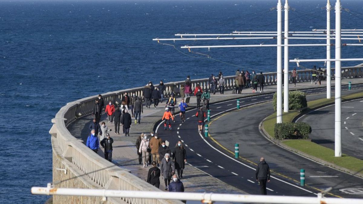 Imagen de archivo de personas caminando por el paseo marítimo de A Coruña. Imagen de archivo de personas caminando por el paseo marítimo de A Coruña.