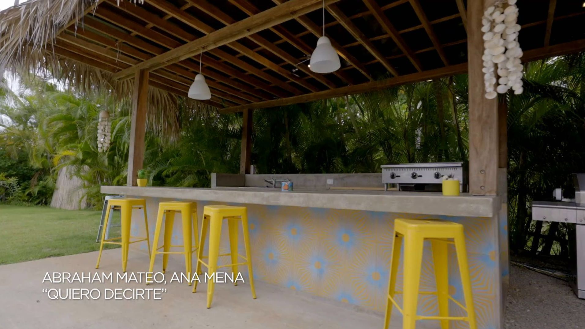 La barra de bar del exterior de Villa Paraíso.