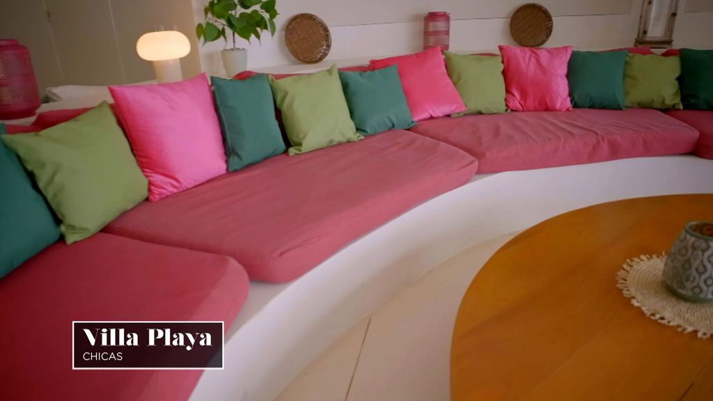 Los coloridos sofás de Villa Playa.
